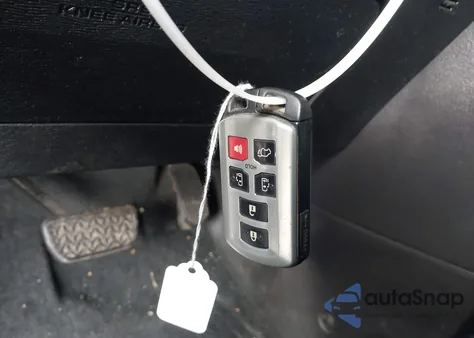 2015 Toyota Sienna Se Premium 8 Passenger z USA, uszkodzony, nr VIN 5TDXK3DC1FS651996